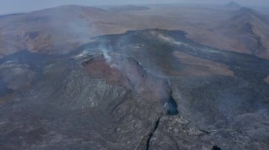 Fagradalsfall volkanı üzerinde geriye doğru uçan hava aracı İzlanda 'nın görkemli lav manzarasını gün boyunca gözler önüne serdi.