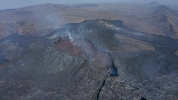 Flygdrönare flyger bakåt ovanför Fagradalsfjall vulkan avslöja majestätisk lava isländska landskap, Island, dag — Stockvideo