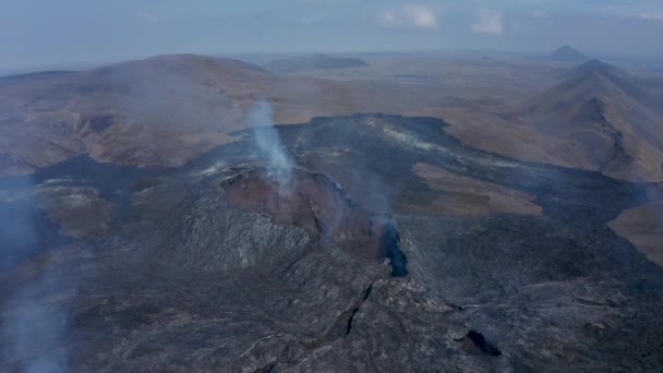 Légi felvétel felett Fagradalsfjall vulkanikus hasadék kitörés, kúp füst, döntse le felfedi belül kúp kitörés, Izland, nap — Stock videók