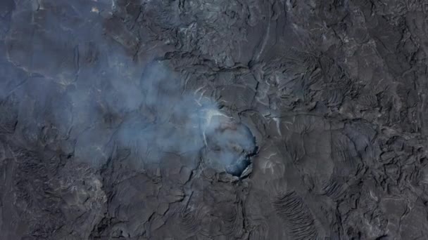 Légi madarak szem fölött tetején lefelé kilátás nyílik a Fagradalsfjall vulkán füstölgő kráter hasadék, drón emelkedik felfedi fekete láva táj, Izland, nap — Stock videók