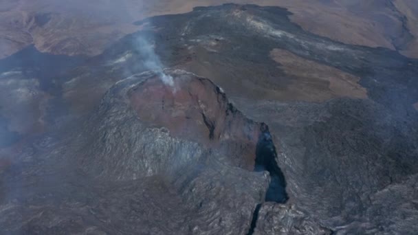 Island Fagradalsfjall sopka létající nad sopečnou trhlinou kužel, černá láva krajina, kruhová pánev, den — Stock video