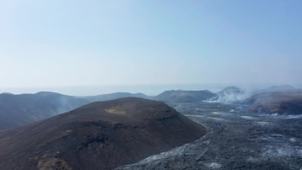 Удивительный вид с воздуха на обширный вулканический ландшафт, вперед, Исландия, день — стоковое видео
