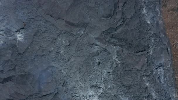 Aves aéreas vista arriba hacia abajo vista del río de lava negra en Fagradalsfjall, Islandia, dolly in, day — Vídeos de Stock