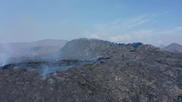 Veduta aerea drone sopra Fagradalsfjall vulcano nero, volando in avanti verso vasto cratere turbolento, Islanda, giorno — Video Stock