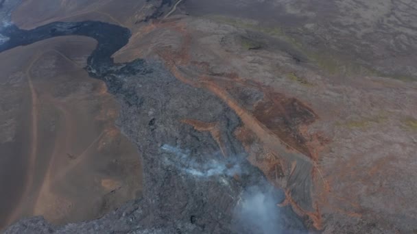 Nádherný pohled na vzdušný bezpilotní letoun obrovské černé lávy v Fagradalsfjall, Island, sklon dolů do ptačí oko shora dolů pohled, den — Stock video