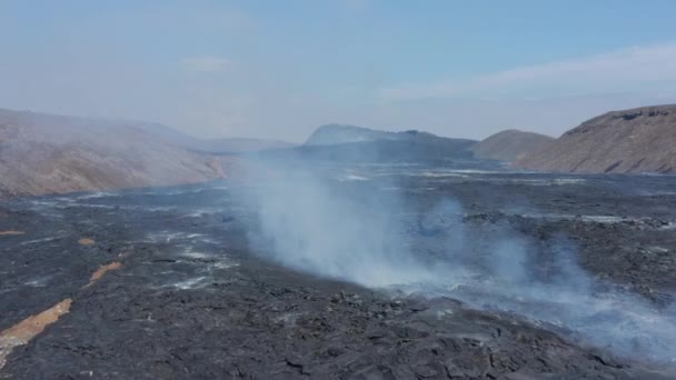 Fagradalfjall火山の風景の素晴らしい空中ビュー,煙の溶岩噴煙を後方に飛んで無人機,アイスランド,日 — ストック動画