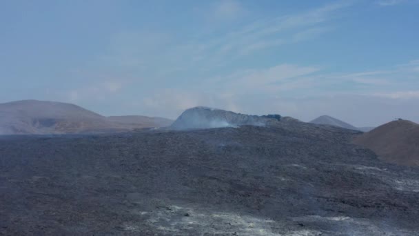 Island Fagradalsfjall vulkan, svart lava landskap. Flygdrönare flyger framåt ovanför Reykjanes halvön hotspot, dag — Stockvideo