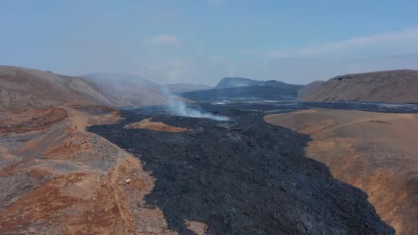 Vista aerea panoramica del fiume di lava nera a Fagradalsfjall, Islanda, drone che vola all'indietro rivelare paesaggio ultraterreno, giorno — Video Stock