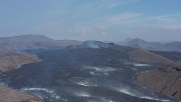 Удивительный вид с беспилотного летательного аппарата на огромный пустой ландшафт вулканической лавы в Фаградальсе, Исландия, день за днем — стоковое видео