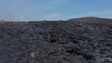 Fagradalsfall yanardağındaki siyah lavların nefes kesici manzarası, ileri, aşağı doğru dumanlı krater çatlağı manzarası, İzlanda, gündüz