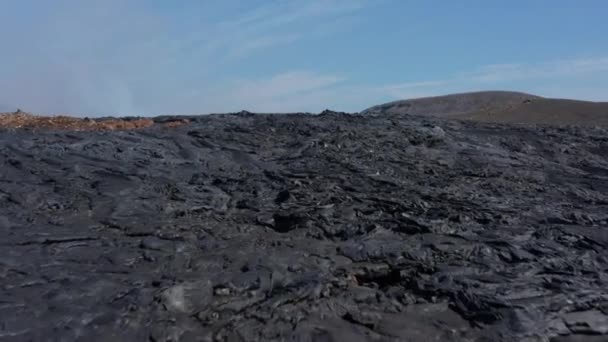 Fagradalfjall火山の黒い溶岩の息をのむような空中ビューの風景,前方,喫煙クレーターの亀裂穴の上のビューを下に傾ける,アイスランド,日 — ストック動画