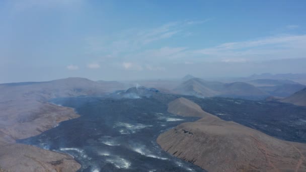Исландский вид с воздуха на Fagradalsfjall вулкан черный лава покрывающий холм пейзаж, сковорода, день — стоковое видео