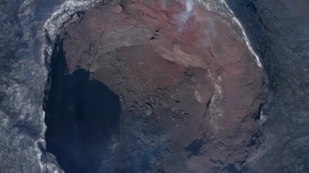 Zapierające dech w piersiach ptaki lotnicze oko nad głową widok z góry na wnętrze Fagradalsfjall wędzony krater szczelinowy, wznoszący się, Islandia, dzień — Wideo stockowe