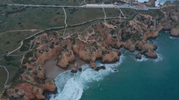 Upprättande av antenn drönare utsikt över natursköna utomhus kustlinje i Lagos, Portugal, cirklande pan över Atlanten, molnig dag — Stockvideo