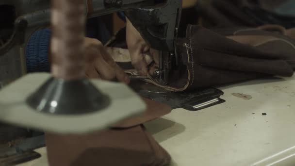 Zaměstnanec šití kožené tašky na šicím stroji. Tradiční ruční práce ve staré továrně. Maroko, Afrika — Stock video