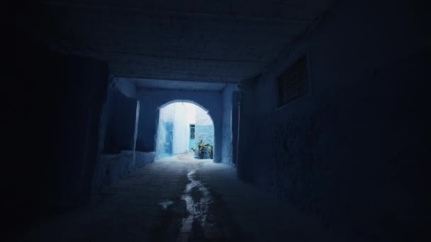 Avanti rivelano di vicoli e cortili nella città blu di Chefchaouen. Ingresso attraverso lungo corridoio buio sotto casa. Marocco, Africa — Video Stock