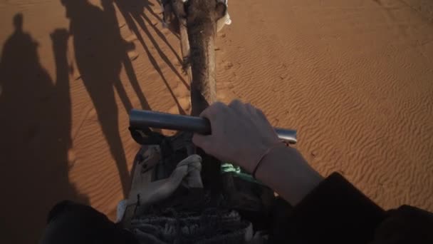 VPO de camelo no deserto. Mão masculina segurando alça de sela. Incline-se revelar caminho à frente na areia. Dia ensolarado com céu limpo. Marrocos, África — Vídeo de Stock