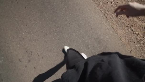 POV bilder av manliga ben promenader på väg, luta upp och pan avslöja väg, bil och torrt landskap med stenar runt. Marocko, Afrika — Stockvideo