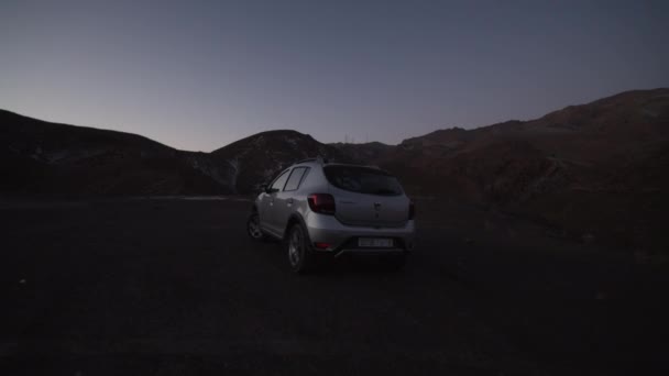 Aracın ileri izleme çekimi ters yöne dönüyor. Gümüş arabanın gidişinin akşam manzarası. Fas, Afrika — Stok video