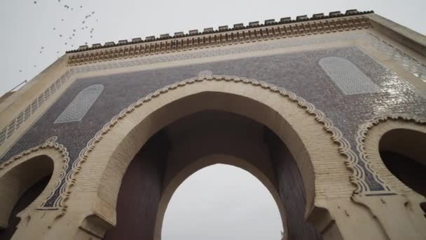 Revelação para trás de Bab Bou Jeloud ornamentado portão da cidade na cidade velha de Fez. Pessoas caminhando sob agradável atração turística Blue Gate. Marrocos, África — Vídeo de Stock