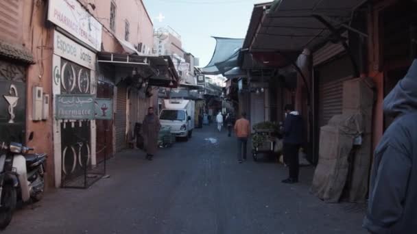 Imágenes POV de caminar por la calle tradicional del mercado en la mañana temprano cuando la mayoría de los puestos están cerrados. Marruecos, África — Vídeos de Stock