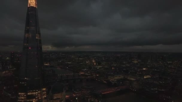 런던 시에 있는 셰드 마천 루의 웅장 한 공중 드론 파노라마 전망 , 글래스 모래톱을 지나 앞으로 날아가는 드론 은 저녁에 템즈 강에서 다리를 보여준다 — 비디오
