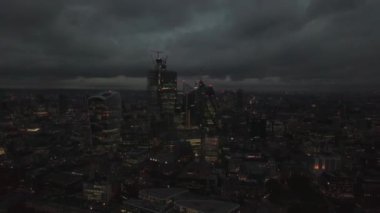 Londra gökdelenleri Gherkin Walkie Telsizi hava aracı görüntüsü, finans bölgesi, Birleşik Krallık, dolly out, gece