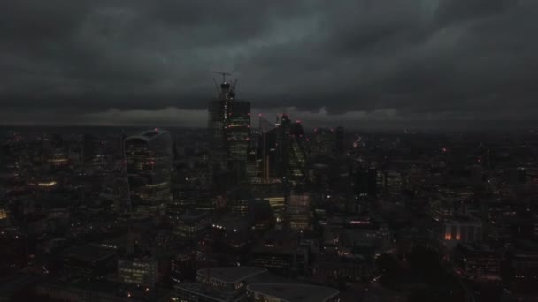 London felhőkarcolók Gherkin Walkie Talkie the air drone view, Financial district, Egyesült Királyság, dolly out, night — Stock videók