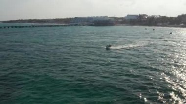 Meksika, Playe del Carmen 'de Karayip Denizi' nde sörf yaparken jet ski ile dalgalara binmek.