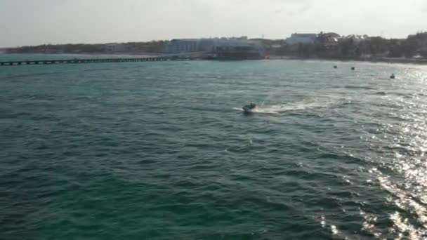 Meksika, Playe del Carmen 'de Karayip Denizi' nde sörf yaparken jet ski ile dalgalara binmek. — Stok video