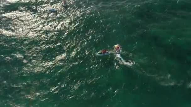 Jet ski binicisinin su aracıyla ilgili sorunları var. Jet ski 'deki genç çift onlara yardım etmeye çalışıyor. Hava görünümü — Stok video