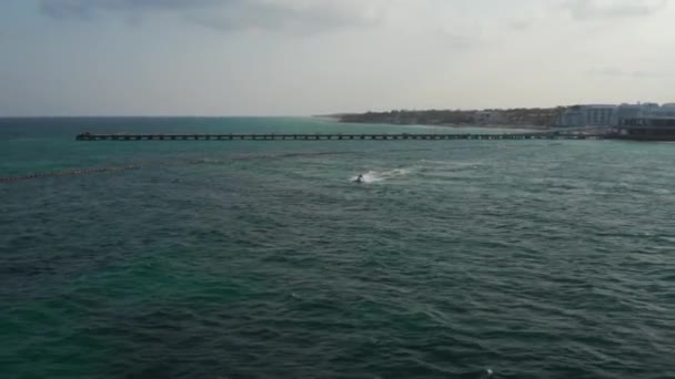 Karayip Denizi 'nde jet ski kullanan iki erkeğin hava görüntüsü. Playa del Carmen plajı arka planda. — Stok video