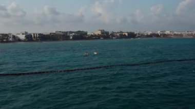 Meksika, Playa del Carmen yakınlarındaki sakin su yüzeyinde jet ski sürüyor. Su araçlarının etrafındaki hava yörüngesi