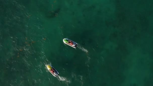 Na klidné vodní hladině se vznášejí vodní skútry. Aerial Birds Eye Overhead Up View se dvěma vodními motocykly — Stock video