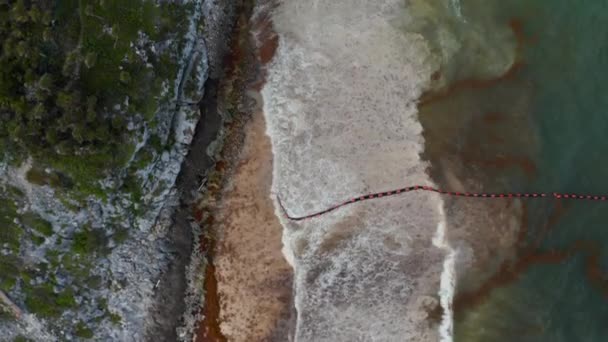 Zřizovatel záběr na vlny krásné čisté a čisté moře dotýkající se a narážející na skály a zdi během dne v Tulum, Mexiko — Stock video