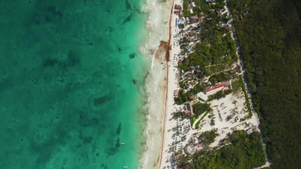 Panoramatický rychlý záběr tropické pláže s čistým oceánem a prázdné lodě s neznámými lidmi relaxaci, těší a baví během dne během víkendu v Tulum, Mexiko — Stock video