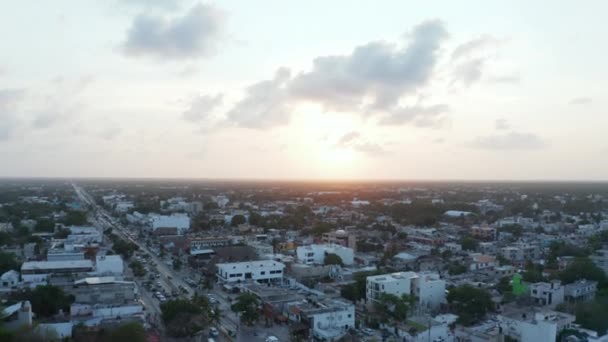 Pohled shora dolů na krásné město Tulum v Mexiku s domy a vozidly jedoucími po silnici za oblačného východu slunce — Stock video