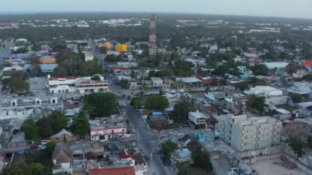 墨西哥图卢姆市，凌晨交通拥挤，车辆拥堵的繁忙城市街道鸟瞰图卢姆市，一些长相矮小的人在人行道上散步和慢跑 — 图库视频影像