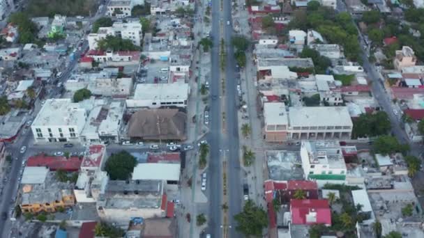 Ustalający powolny ruch do przodu strzał ulic miasta z pojazdów poruszających się w otoczeniu budynku i domów z drzewami w pięknym mieście Tulum w Meksyku — Wideo stockowe