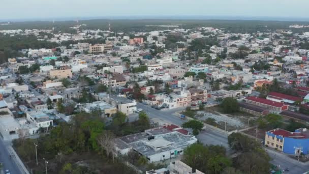 Panoramatický zpomalení letecký pohled na vozidla běží na silnici s budovami a stromy na jasné obloze během dopoledne v krásném městě Tulum v Mexiku — Stock video