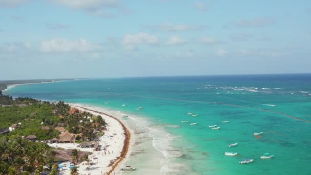 Ovanifrån av tropisk strand med massor av människor avkopplande, njuta och simma under helgen med familj och vänner med tomma båtar seglar i klart hav i Tulum, Mexiko — Stockvideo