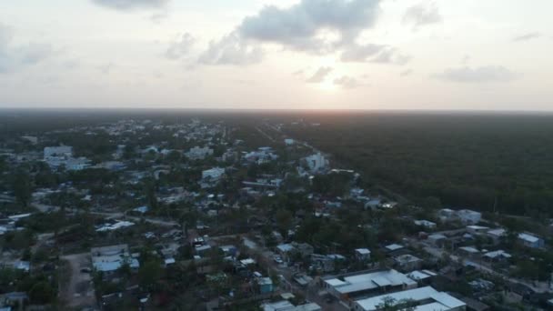 Etablera slow motion skott av taket på traditionella hus och byggnader under en molnig himmel under morgonen i den vackra staden Tulum i Mexiko med en utökad vidsträckt skog — Stockvideo