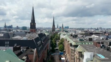 Tarihi şehir merkezinin tarihi yerleri, kiliseleri ve eski binaları. Özgür ve Hanseyatik Şehir Hamburg, Almanya