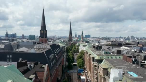 Zjazd z zabytkowego centrum miasta ze znanymi zabytkami, kościołami i starymi budynkami. Wolne i hanzeatyckie miasto Hamburg, Niemcy — Wideo stockowe