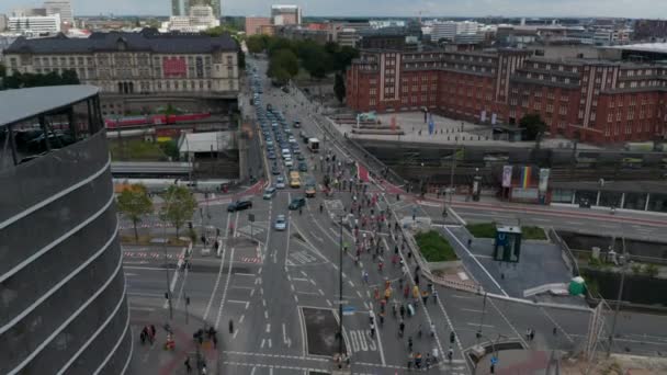 骑在多车道公路上通过交叉口的一群骑自行车的人的上升视图。展示或庆祝人民的空中景观。德国汉堡自由汉萨城 — 图库视频影像