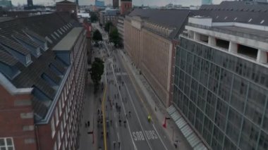 Christopher Caddesi 'ndeki geçit törenine katılanların hava görüntüsü. Sokaklarda bisiklet süren bir grup bisikletçiye karşı uçmak. Özgür ve Hanseyatik Şehir Hamburg, Almanya