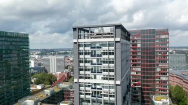 Şehirdeki modern yüksek binaların panorama eğrisi, tarihi şehir merkeziyle çelişiyor. Özgür ve Hanseyatik Şehir Hamburg, Almanya