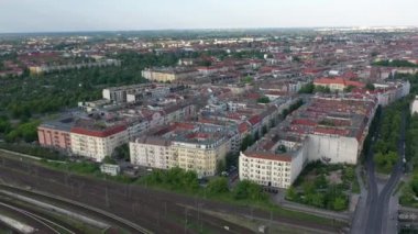 Kentsel çevredeki yerleşim yerlerinin hava görüntüsü. Şehrin yüksek açılı manzarası. Berlin, Almanya
