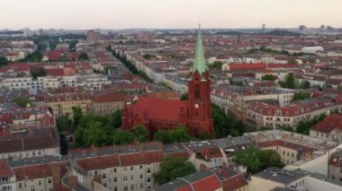 Şehirdeki binaların panoramik eğri görüntüleri. Ortadaki Gethsemane Kilisesi 'nin eski tuğla sakral binası. Berlin, Almanya