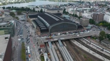 Şehirdeki trafik görüntüleri azalıyor. Hamburg Hauptbahnhof tren istasyonunun ve yoğun yolların havadan görüntüsü. Özgür ve Hanseyatik Şehir Hamburg, Almanya